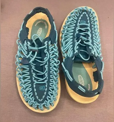 Keen Uneek two cord sling back sandal size 7