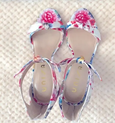 Unisa Floral Satin Sandals In White Multi Size 9 NWT