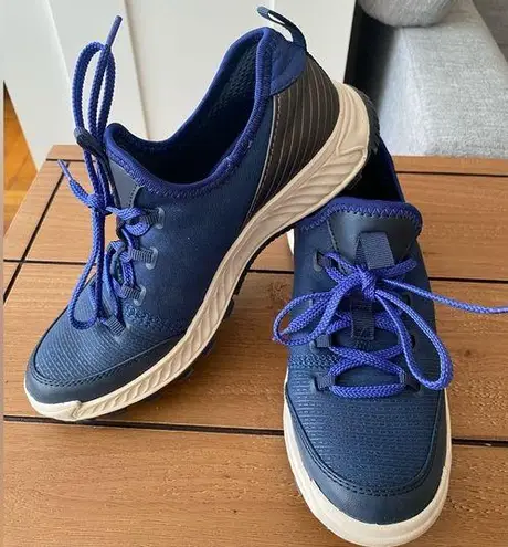 Bare Traps Women’s blue sneakers