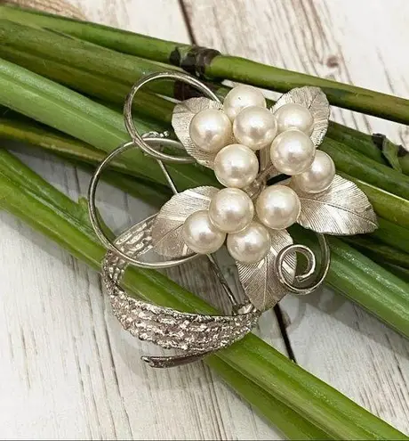 Vintage Unsigned Faux Pearl 3D Flower Brooch