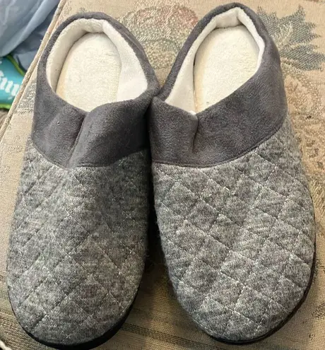 Isotoner Ladies  slippers 7 1/2 - Image 1