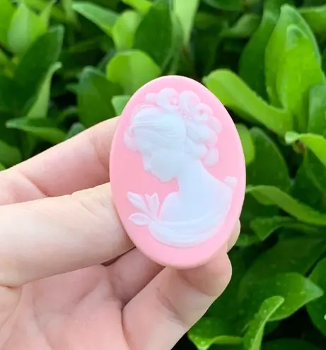 Lightweight Plastic Pink & White Cameo Brooch Pin