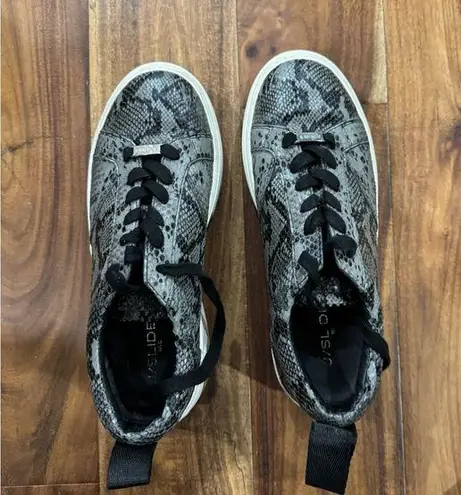 Stylish women’s Snake Print Sneakers Black Size 9