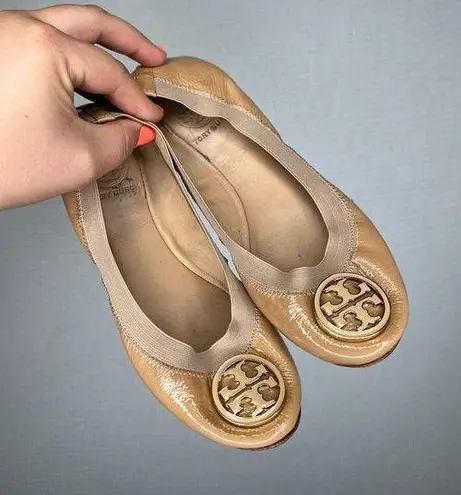 Tory Burch  |  tan beige ballet flats with gold logo size 6 Nude