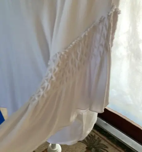 Chelsea &Theodore White Short sleeve Top with. Sleeves Size M