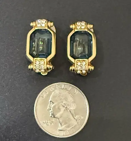 Vintage Unsigned Gold Tone Deep Teal Blue Emerald Cut Rhinestone Clip Earrings