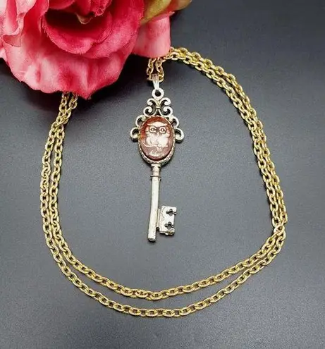 Vintage 24” Textured Gold Tone Chain with Key Pendant Ceramic Owl Cameo
