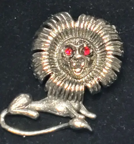 Mamselle Leo Lion Figural Pin Red Rhinestone Eyes Silver Tone 1.5" Vtg Unsigned