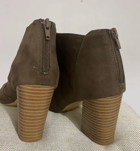 Attention Anckle Boots size 10 Good condition. Heels 3”