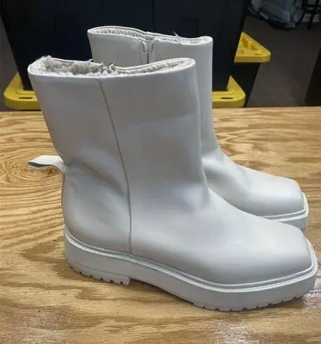 Larroude Hailey Chelsea Boots Women's Size 10 Ivory Leather Side Zip Outdoor S60