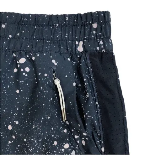 Vuori Dash 3" Shorts in Ink Splatter (dark blue/ grey)
Size XS