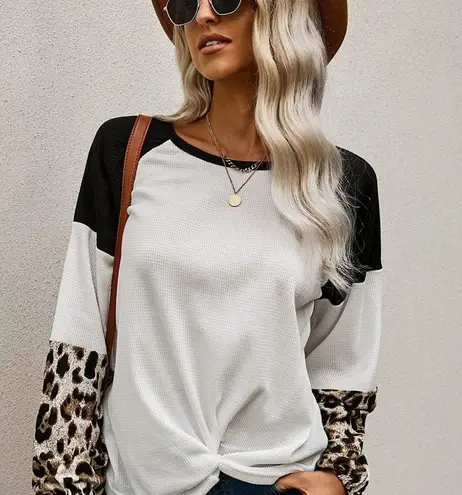 WAFFLE KNIT LEOPARD WHITE BLACK BLOUSE TWIST KNOT Size undefined