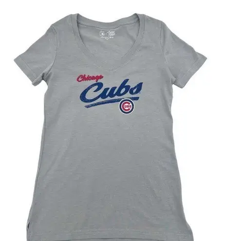 Campus Lifestyle MLB Chicago Cubs Women's Short Sleeve V-Neck T-Shirt in Gray, XL