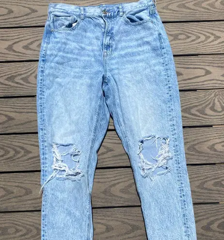 American Eagle  Mom Jean Size 10 Light Wash Distressed