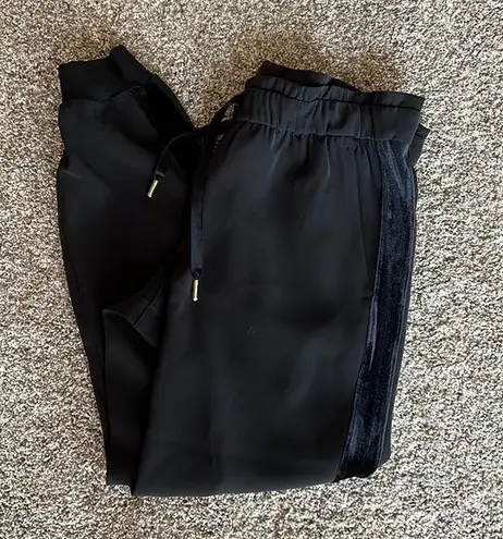 Lululemon NWOT  On the Gly Jogger ** Velvet Trim