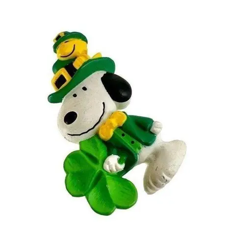 Hallmark Vintage snoopy St Patrick’s Day pin