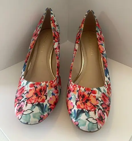 Kelly & Katie  Laurene wedge heels floral fabric size 10m cushion soles feminine