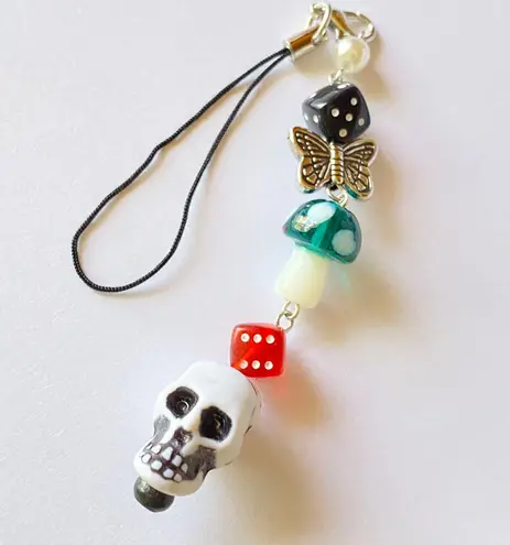 Handmade skull & glass mushroom bead & mix beads goth grunge Kawaii phone strap/keychain/bag charm/display🖤💀💚