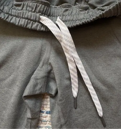 Vuori NWT Boyfriend Jogger in Laurel Heather Green Size X-Small