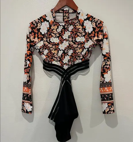 ATTRACO Long Sleeve Cutout Rashguard One