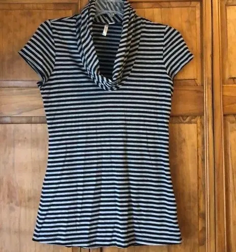 6 Degrees Black and Gray Short Sleeve Blouse Cowl Neck Medium