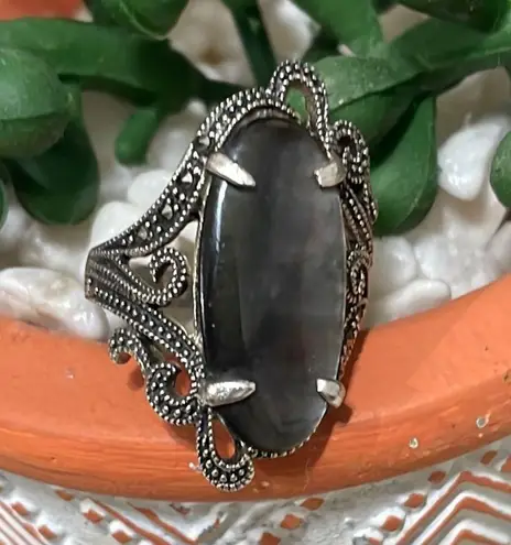 Elegant Silver and Mother of Pearl Ring