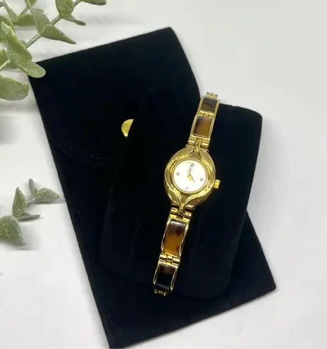 Women’s dainty vintage style gold watch