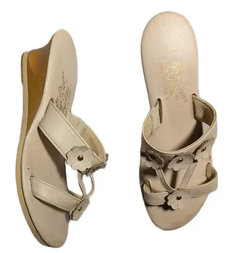 Vtg 1970s Island Slipper Ivory Faux Leather Flower Wooden Wedge Slide Sandals 6 Tan