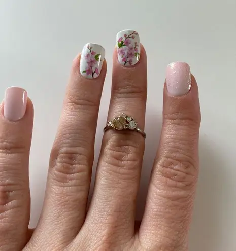 Midi ring about a size 4 Pink