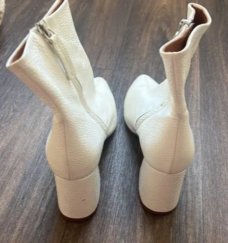 Thursday White Pointed Boots Size 8.5