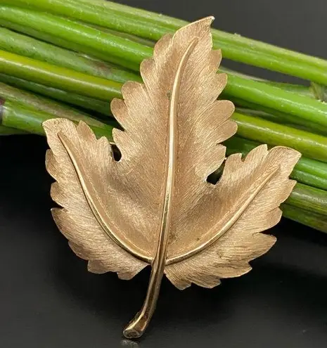 Trifari Vintage Signed Brushed Gold Tone Maple Leaf Brooch 24g.
