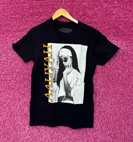 Aaliyah portrait T-shirt size small