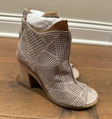 Lucky Brand Vacob Open Toe Suede Perforated Bootie Light Gray Womens Size 6 NEW