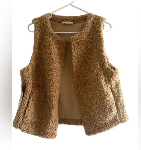 NWT taupe vest with side pockets and front full closures, Size Medium Tan