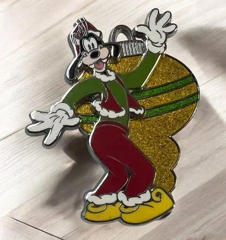 Disney  Pin Goofy - Christmas Ornaments - Mickey and Friends, LE from 2006
