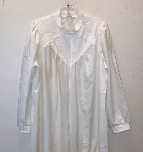 Unique Vintage Le Voy's Size XL Vintage White Long Chiffon Robe Peignoir Lingerie Nightgown