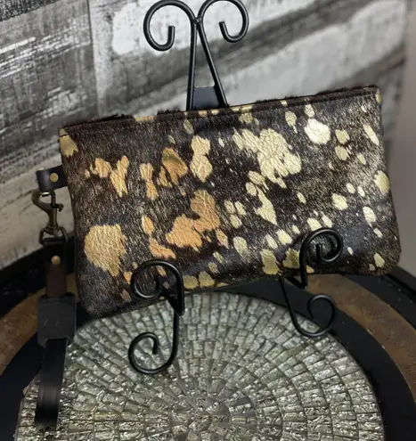 Metallic leather acid wash black/brown and gold wristlet with removable strap. Black