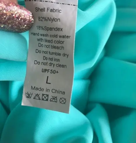 Attracosports swimwear long sleeve top rash guard UPF50+ crew shirt nwt size L Size L