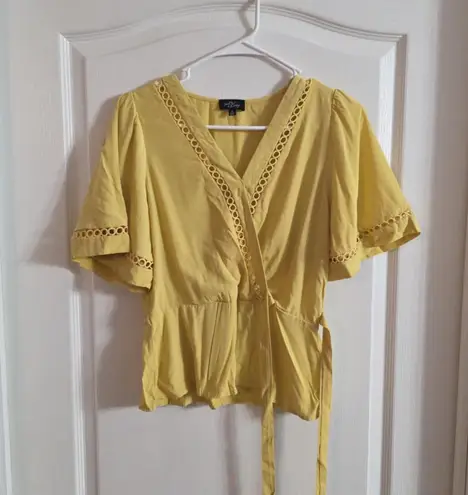 Milk and Honey Women’s Yellow Blouse Size M. 5069