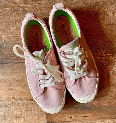 Cariuma Oca Low Canvas Sneakers in Rose Pink Size 7