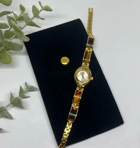 Women’s dainty vintage style gold watch
