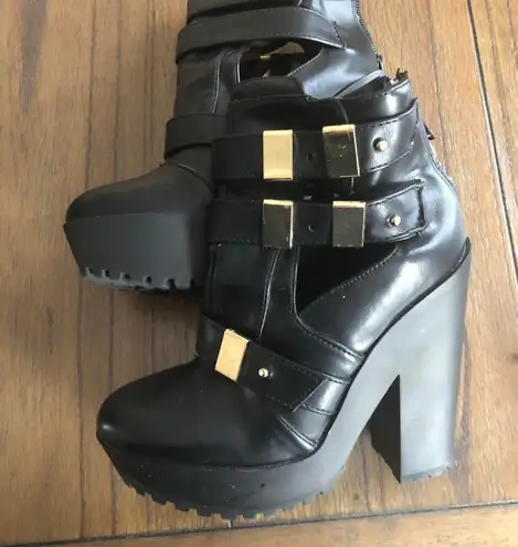 Quipid Ankle cutout black platform chunky booties.BNWOT