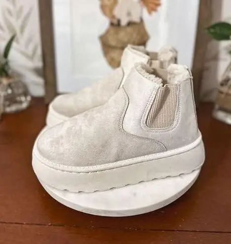 Adorable PlatformâBoots White Size 7.5