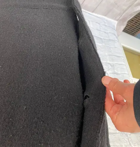 Willi Smith women L 100% wool V-cut coat w/zip pockets black