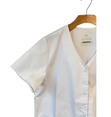 ADAR Universal Smock Scrub Top Unisex Size M White Snap Front Short Sleeve NWT Size M