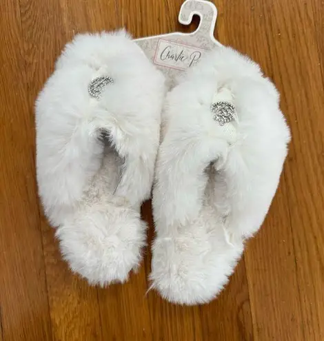 Charlie Paige White Plush Criss Cross House Slippers Size Small 5/6 NWT