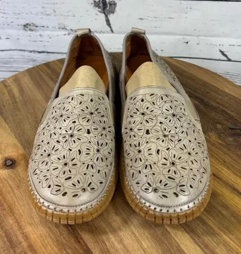 Spring Step Women's Beige Floral Perforated Flats & Loafers Size 10