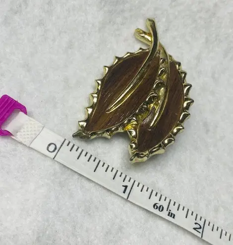 Sarah Coventry Vintage Pin Brooch Leaf Shape Wood Grain Appearance Inlay