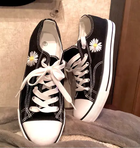 Daisy NWOT Black & White ZY Canvas Shoes. Flower Embroidery, Size: US 11 / EU 42