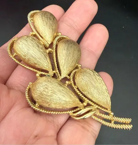 Trifari Vintage Crown Brushed Gold Tone Petal Leaf Leaves Pin Brooch 27.9g.